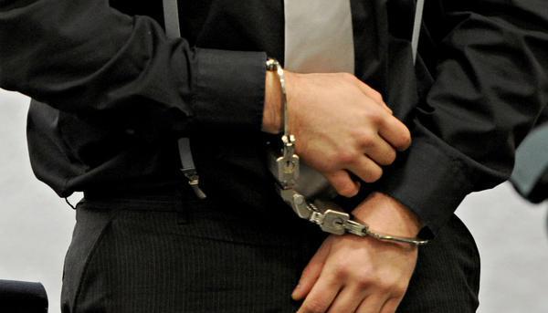 Für den dreisten Ludwigsburger Goldraub müssen vier Angeklagte für sieben bis acht Jahre in Haft. Für den dreisten Ludwigsburger Goldraub müssen vier Angeklagte für sieben bis acht Jahre in Haft.