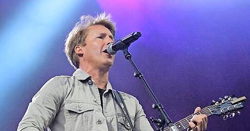 Liefert Pop und Selbstironie: James Blunt im Schlosshof. 
Foto: Ranjo Doering