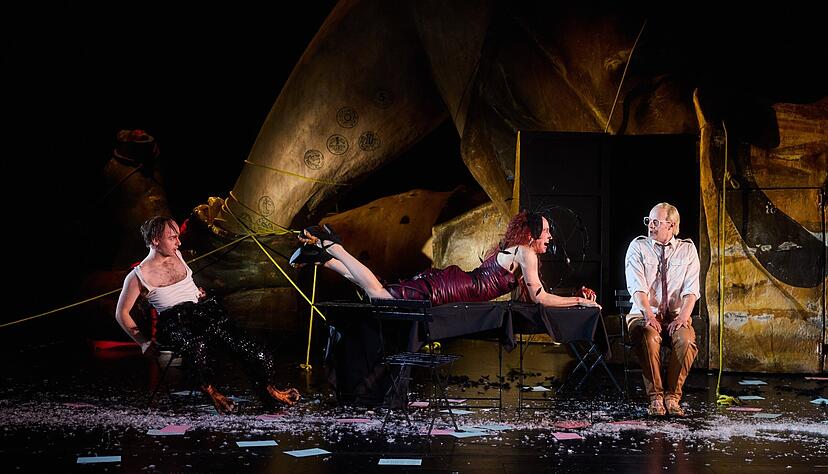 Sie alle tanzen nach der Pfeife der geilen Baronin (Therese Dörr): Karl (Tim Bülow, links) und Sekthändler Müller (Gábor Biedermann).