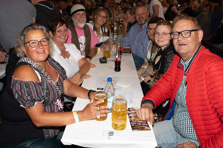 Im vollbesetzten Festzelt sitzen die Partygäste am Freitagabend beim Käsritt zusammen. Das Leingartener Stadtfest findet 2025 nach acht Jahren Pause wieder statt.