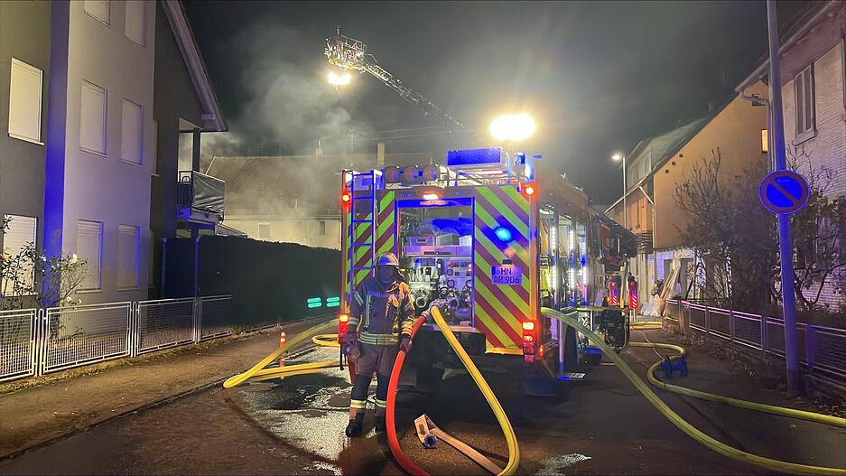 Feuerwehr im Einsatz bei brennenden Fahrzeugen in Brackenheim. Feuerwehr im Einsatz bei brennenden Fahrzeugen in Brackenheim.