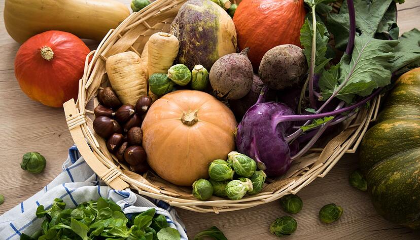 Kurze Wege, kräftige Farben und Geschmack sind der Vorteil von heimischem Herbst- und Wintergemüse wie Rüben, Rote Bete, Pastinaken, Kürbis oder Rosenkohl. Importware ist dagegen meist teuer und oft auch geschmacksneutral. Kurze Wege, kräftige Farben und Geschmack sind der Vorteil von heimischem Herbst- und Wintergemüse wie Rüben, Rote Bete, Pastinaken, Kürbis oder Rosenkohl. Importware ist dagegen meist teuer und oft auch geschmacksneutral.