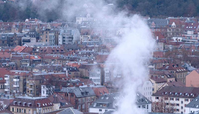 H&auml;user sind im Stuttgarter Talkessel hinter Rauch aus einem Schornstein zu sehen.