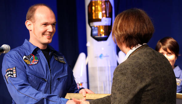Der deutsche ESA-Astronaut Alexander Gerst (l) erhält seine Urkunde.