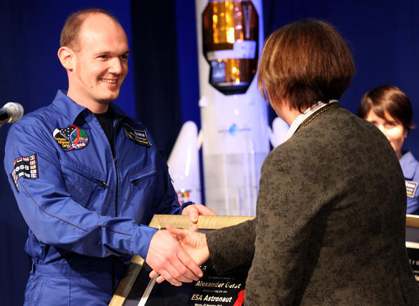 Der deutsche ESA-Astronaut Alexander Gerst (l) erhält seine Urkunde.