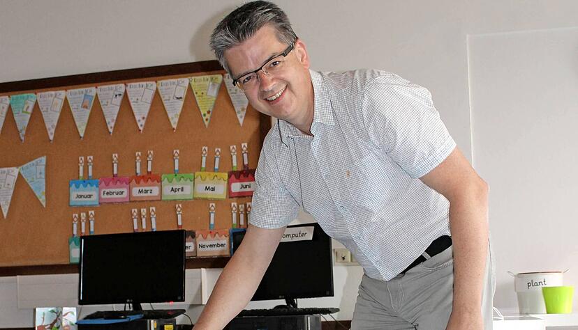 Rektor Wolfgang Klooz dr&uuml;ckt auf den Knopf. Jeden Morgen schalten die Lehrer an der Fleiner St.-Veit-Schule die mobilen Ger&auml;te ein, die die Klassenr&auml;ume m&ouml;glichst coronavirenfrei halten sollen.
Foto: Sabine Friedrich