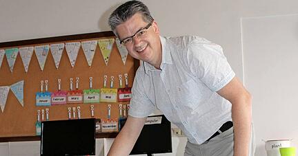 Rektor Wolfgang Klooz dr&uuml;ckt auf den Knopf. Jeden Morgen schalten die Lehrer an der Fleiner St.-Veit-Schule die mobilen Ger&auml;te ein, die die Klassenr&auml;ume m&ouml;glichst coronavirenfrei halten sollen.
Foto: Sabine Friedrich