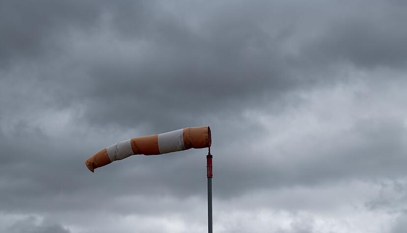 Ein Windsack weht bei stürmischem Wetter im Wind.