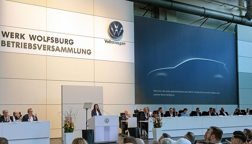 Bei der VW-Betriebsversammlung sind die Umrisse des kommenden Golf 9 erstmals auf der Leinwand zu sehen.