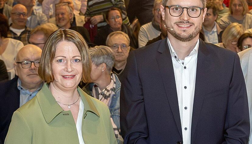 Ina Krone oder Jens Müller? Wer künftig das Pfedelbacher Rathaus leitet, entscheiden die Wähler bei der Stichwahl am kommenden Sonntag. Ina Krone oder Jens Müller? Wer künftig das Pfedelbacher Rathaus leitet, entscheiden die Wähler bei der Stichwahl am kommenden Sonntag.