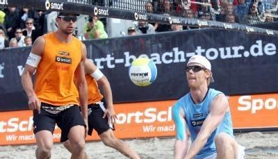 Eric Koreng (l) beobachtet Jonas Reckerman während einer Ballannahme. Eric Koreng (l) beobachtet Jonas Reckerman während einer Ballannahme.