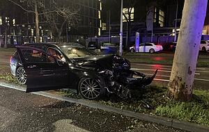 Rund um den Europaplatz in Heilbronn kommt es regelmäßig zu Unfällen. Im jüngsten Fall krachte ein Mercedes gegen einen Baum. Rund um den Europaplatz in Heilbronn kommt es regelmäßig zu Unfällen. Im jüngsten Fall krachte ein Mercedes gegen einen Baum.
