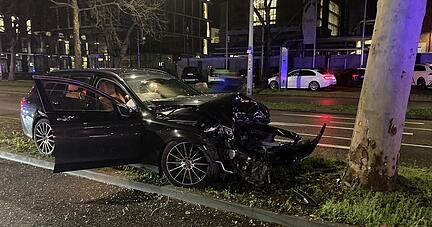 Rund um den Europaplatz in Heilbronn kommt es regelmäßig zu Unfällen. Im jüngsten Fall krachte ein Mercedes gegen einen Baum.