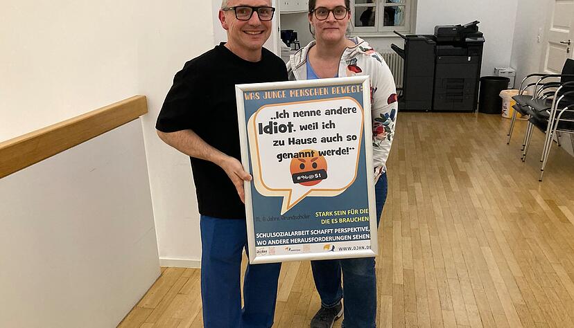 Plakate geben jungen Menschen eine Plattform: Jugendkoordinator David Menner und Mitarbeiterin Cathrin Weiler (beide DJHN) zeigen ein Beispiel.