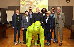 Gruppenfoto mit Gorilla: Veranstalter, Organisatoren und Sponsoren stellen sich hinter das Maskottchen von Hauptsponsor Hep Solar. Gruppenfoto mit Gorilla: Veranstalter, Organisatoren und Sponsoren stellen sich hinter das Maskottchen von Hauptsponsor Hep Solar.