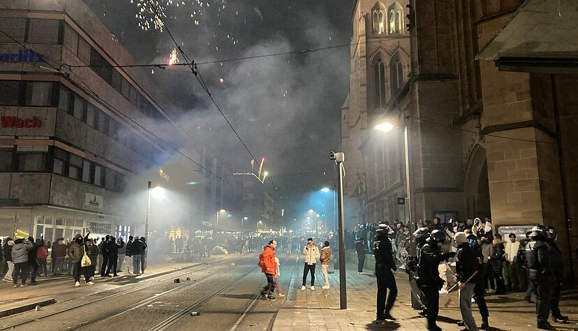 Die Polizei war mit gesch&uuml;tzten Kr&auml;ften vor Ort und zog einzelne, oft vermummte junge M&auml;nner aus der Menge.