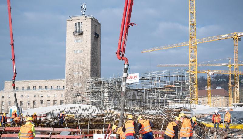 Bauarbeiter betonieren die 14. Kelchst&uuml;tze auf der Baustelle des neuen Hauptbahnhofs, der zum Bahnprojekt Stuttgart 21 geh&ouml;rt.