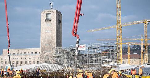 Bauarbeiter betonieren die 14. Kelchst&uuml;tze auf der Baustelle des neuen Hauptbahnhofs, der zum Bahnprojekt Stuttgart 21 geh&ouml;rt.