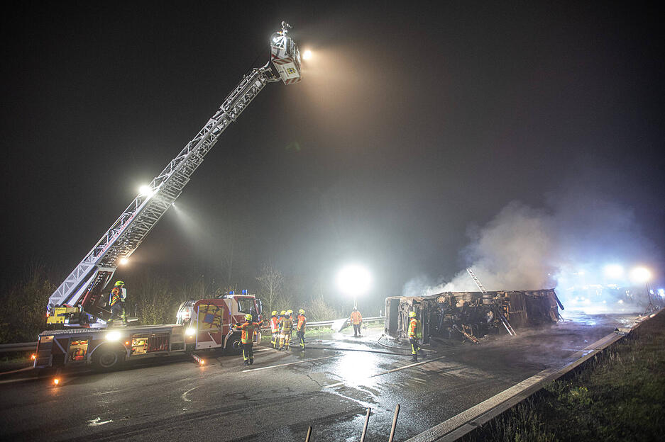 Auch das Technische Hilfswerk r&uuml;ckte an, um die Unfallstelle zu r&auml;umen.