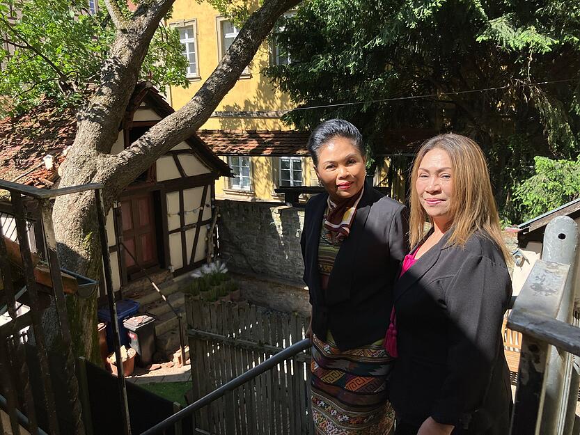 Sompong Pam Arendt (links auf dem Foto) und Jasmin Trakoonsantirar vom thail&auml;ndischen Restaurant Ban Thai wunderten sich &uuml;ber ein lautes Krachen am Freitag gegen 10 Uhr in Bad Wimpfen.