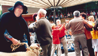 Auf der Freilichtb&uuml;hne dreht sich alles um den Hammel. Ab und zu schaut der interessiert zu. Meistens ist er aber kaum zu b&auml;ndigen.Foto: Waltraud Langer