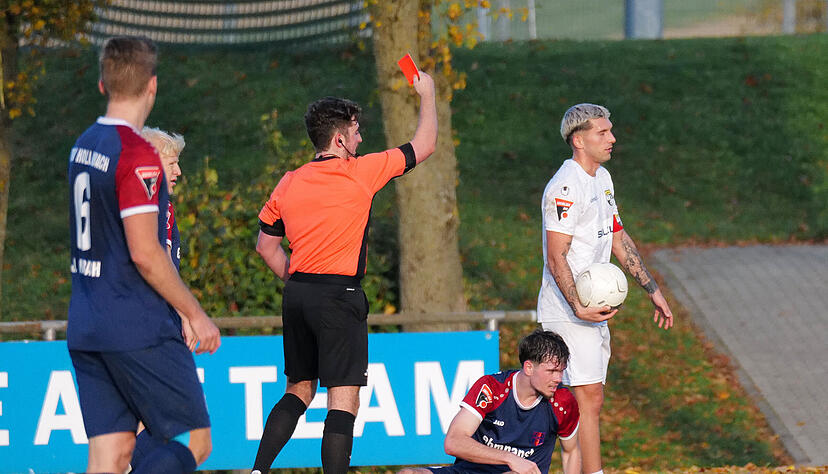Balingens Denis Latifovic muss mit Gelb/Rot vom Feld.