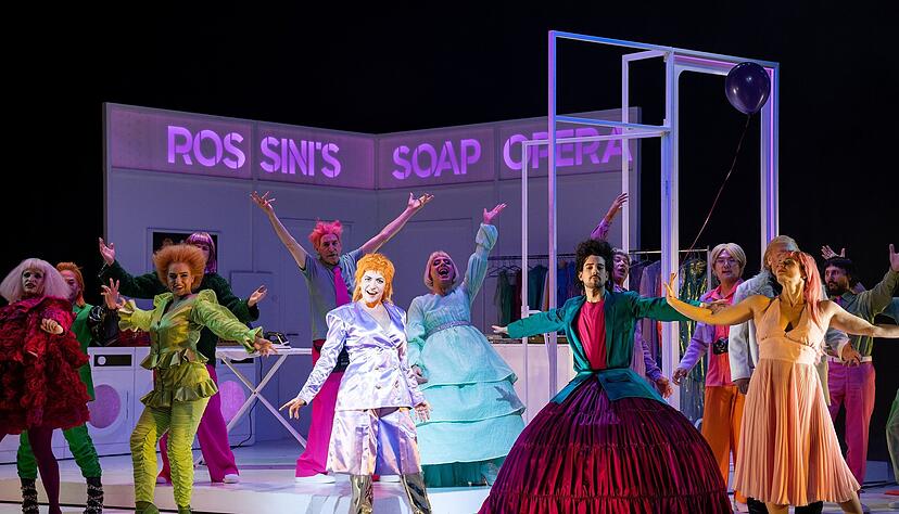 &bdquo;Rossini&rsquo;s Soap Opera&ldquo;: Regisseur Holger Schultze l&auml;sst Aschenputtel (Anna Al&agrave;s I Jov&eacute;) in einer Reinigung schuften - und von ihrem Prinzen tr&auml;umen.