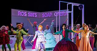 &bdquo;Rossini&rsquo;s Soap Opera&ldquo;: Regisseur Holger Schultze l&auml;sst Aschenputtel (Anna Al&agrave;s I Jov&eacute;) in einer Reinigung schuften - und von ihrem Prinzen tr&auml;umen.