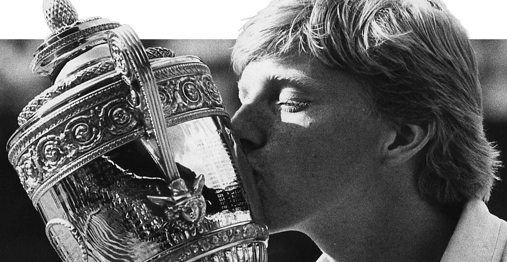 Boris Becker ist der erste Deutsche, der den Siegerpokal von Wimbledon küsst.