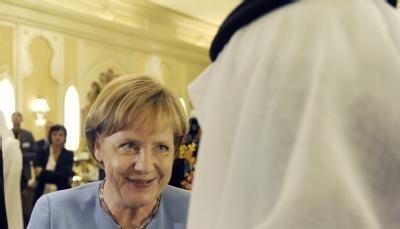 Bundeskanzlerin Angela Merkel wird in Abu Dhabi von Kronzprinz Scheich Mohammed bin Zayed Al Nahyan empfangen. Bundeskanzlerin Angela Merkel wird in Abu Dhabi von Kronzprinz Scheich Mohammed bin Zayed Al Nahyan empfangen.