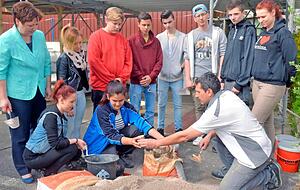 Retter in der Not: Schüler der Gustav-Werner-Schule wollen das Mammutprojekt stemmen (links Schulleiterin Kerstin Thiele, rechts Bautechnikleiter Olaf Frank). Retter in der Not: Schüler der Gustav-Werner-Schule wollen das Mammutprojekt stemmen (links Schulleiterin Kerstin Thiele, rechts Bautechnikleiter Olaf Frank).