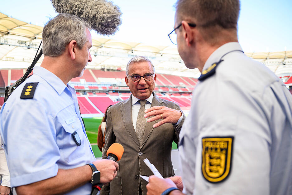 Thomas Strobl (CDU), Innenminister von Baden-Württemberg, spricht mit Anton Saile (r), Polizeipräsident vom Polizeipräsidium Einsatz, und Polizeidirketor Steffen Haas (l) bei einer praktische Übung einer Einsatzlage zur Fußball-Europameisterschaft.
