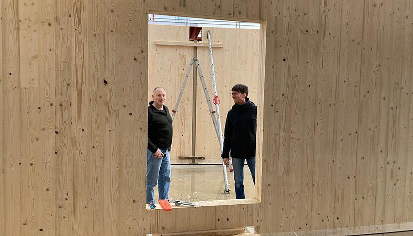 Behalten den Durchblick: Klaus Gr&uuml;bnau von der Architekturagentur Stuttgart (links) und Thomas Frey, Leiter der Abteilung Hochbau in der Stadtverwaltung.