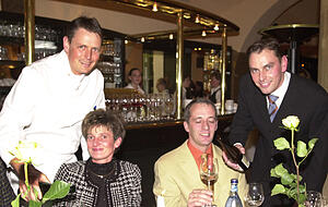 Vor 25 Jahren übernahmen die Brüder Mosthaf den Ratskeller. Rainer (rechts) ist inzwischen alleiniger Chef, Jürgen (links) führt das Wildeck in Abstatt. Vor 25 Jahren übernahmen die Brüder Mosthaf den Ratskeller. Rainer (rechts) ist inzwischen alleiniger Chef, Jürgen (links) führt das Wildeck in Abstatt.