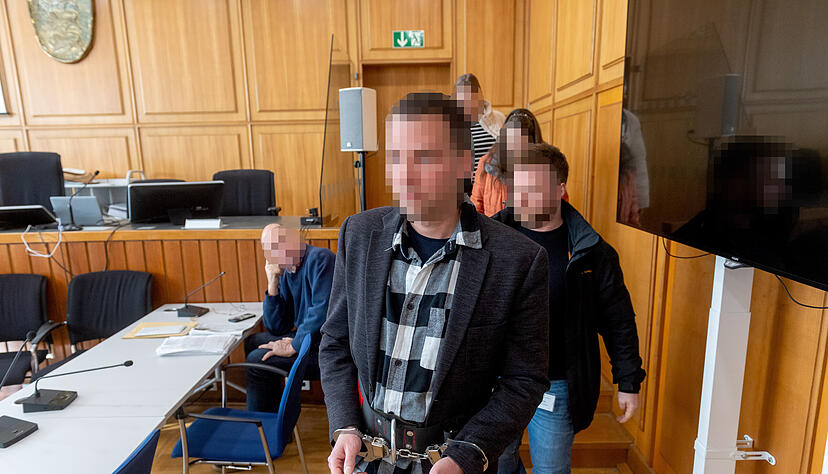 Weil er unter anderem besonders schweren Raub in einer Kirche begangen haben soll, steht der Mann derzeit vor Gericht.