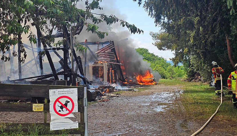 Feuerwehrleute versuchen den Brand auf einem Pferdehof in Keltern unter Kontrolle zu bringen. Feuerwehrleute versuchen den Brand auf einem Pferdehof in Keltern unter Kontrolle zu bringen.