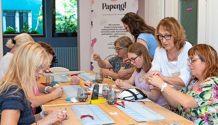 Höchste Konzentration bei den sechs Teilnehmerinnen des Workshops. Heiderose und Nora Benneter waren aber für jede Frage zur Stelle. Fotos: Mario Berger