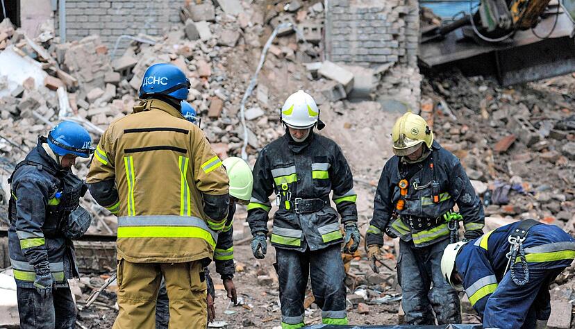 Seit Beginn der Woche greift die russische Armee Städte in der Ukraine massiv aus der Luft an. Hier die Stadt Saporischschja. Rettungskräfte bergen zwischen Trümmern eine Leiche. Seit Beginn der Woche greift die russische Armee Städte in der Ukraine massiv aus der Luft an. Hier die Stadt Saporischschja. Rettungskräfte bergen zwischen Trümmern eine Leiche.