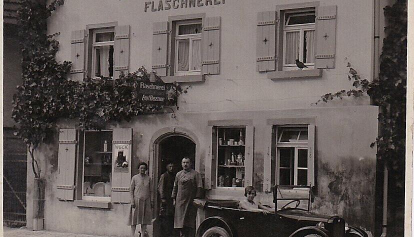 Familie Bezner mit Gründer Ernst Bezner 1927 vor dem ersten Firmensitz in der Hauptstraße in Kirchheim. Familie Bezner mit Gründer Ernst Bezner 1927 vor dem ersten Firmensitz in der Hauptstraße in Kirchheim.