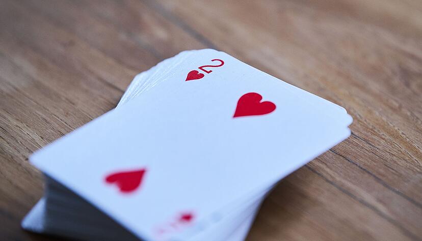 Seit dem 14. Jahrhundert fand das rote Herzsymbol auf Spielkarten Verbreitung. (Archivbild) Seit dem 14. Jahrhundert fand das rote Herzsymbol auf Spielkarten Verbreitung. (Archivbild)