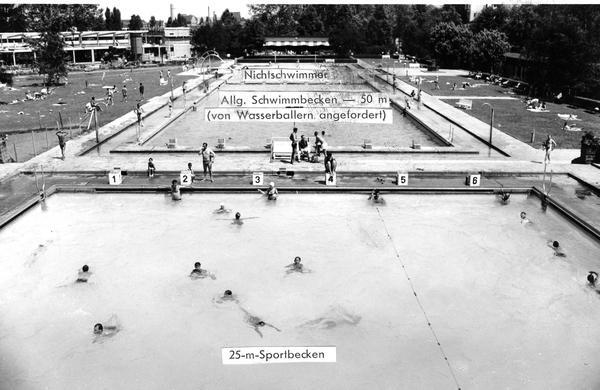 1961 - Zwei Schwimmbecken gibt es im Heilbronner Freibad Neckarhalde. Ein 25-m-Becken und ein 50-m-Becken. Während eines Wasserballspiels des Württembergischen Schwimmverbands soll das große 50-m-Becken für Badegäste gesperrt werden. Eine Gruppe  Halbstarker will die Durchführung dieses Wasserballspiels verhindern, und weigert sich das Becken zu räumen