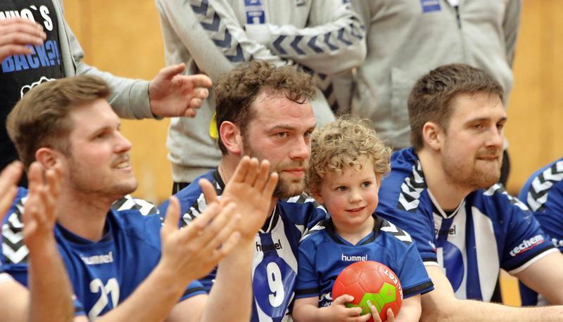 Ein Kreis, der sich schließt: Für Lars Vollert (rechts) und Philipp Nentwich (Mitte) war das 30:32 gegen Bietigheim das letzte Ligaspiel für den TSV Weinsberg.
Foto: Andreas Veigel Ein Kreis, der sich schließt: Für Lars Vollert (rechts) und Philipp Nentwich (Mitte) war das 30:32 gegen Bietigheim das letzte Ligaspiel für den TSV Weinsberg.
Foto: Andreas Veigel