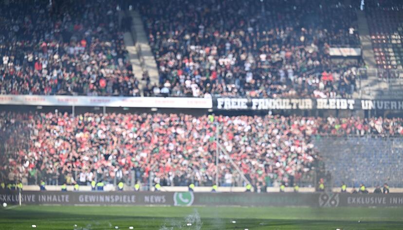 Fans von Hannover 96 warfen beim Spiel gegen Eintracht Braunschweig Feuerwerkskörper auf das Spielfeld.
