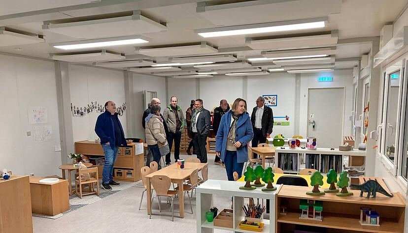 Dieses Ensemble von Containern in Adelshofen diente dem Kindergarten nach dem Wasserschaden als Ausweichquartier. Das Foto zeigt den Gemeinderat bei einem Ortstermin im November. Jetzt wird die Anlage für Flüchtlinge eingerichtet.
Foto/Archiv: Kühl Dieses Ensemble von Containern in Adelshofen diente dem Kindergarten nach dem Wasserschaden als Ausweichquartier. Das Foto zeigt den Gemeinderat bei einem Ortstermin im November. Jetzt wird die Anlage für Flüchtlinge eingerichtet.
Foto/Archiv: Kühl