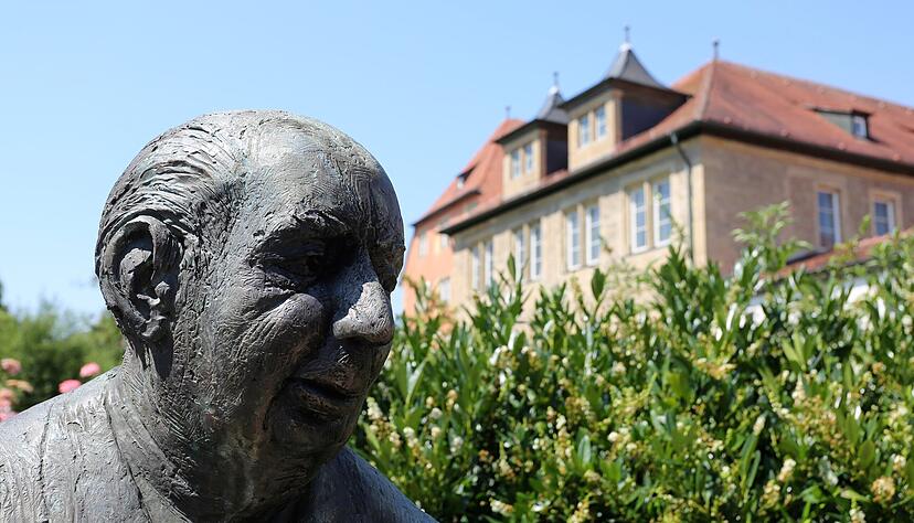 B&uuml;ste von Theodor Heuss in Brackenheim: Die Stadt tr&auml;gt k&uuml;nftig die Zusatzbezeichnung "Heuss-Stadt".