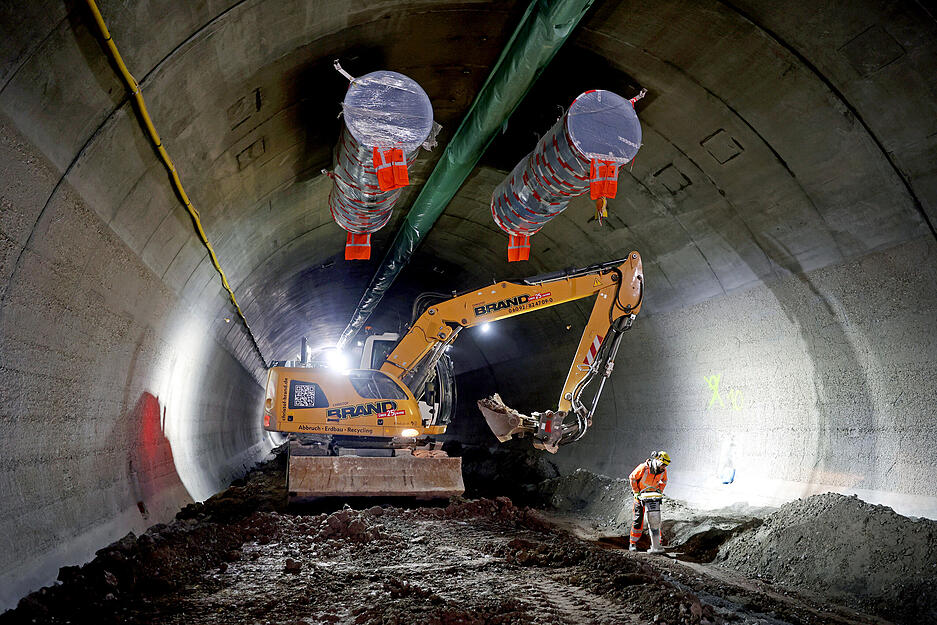 Zwei Jahre lang wird der Schemelsbergtunnel, in dem die B39 zwischen Heilbronn und dem Weinsberger Tal verläuft, zur Großbaustelle. Zwei Jahre lang wird der Schemelsbergtunnel, in dem die B39 zwischen Heilbronn und dem Weinsberger Tal verläuft, zur Großbaustelle.