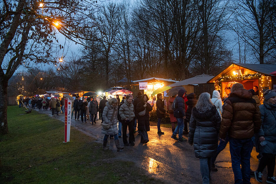 Viele Besucher besuchen am Samstagabend die Seeweihnacht.