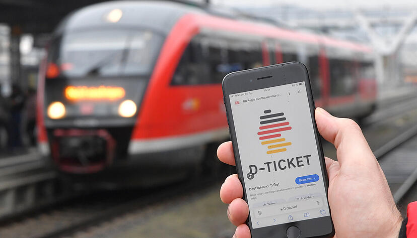 D-Ticket auf dem Handy, Zug am Hauptbahnhof Heilbronn: Das Ticket kostet mittlerweile 63 Euro im Monat.
