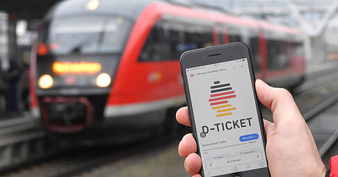D-Ticket auf dem Handy, Zug am Hauptbahnhof Heilbronn: Das Ticket kostet mittlerweile 63 Euro im Monat.