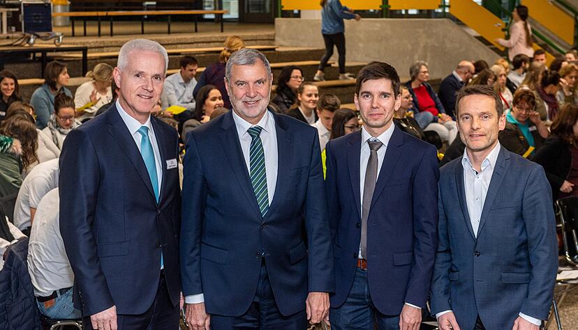 Protagonisten f&uuml;r eine Verzahnung von Theorie und Praxis (von links): Dieter Arweiler, Detlef Piepenburg, Frieder Schuh und Ingo Noack.
Foto: Mario Berger